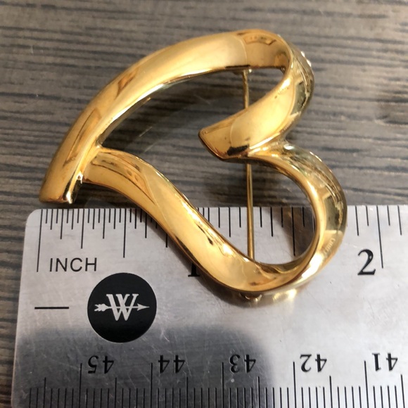 Vintage TRIFARI Goldtone Metal Heart Pin - Picture 9 of 13